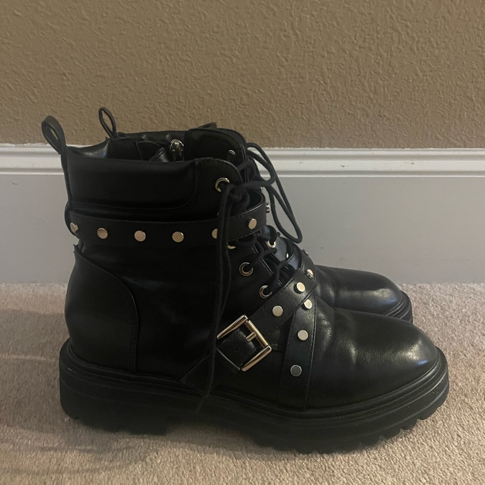 Black combat boots w studs